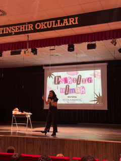 ÇOCUKLAR SIFIR EKRANLA MI BÜYÜMELİ? DENETİMLİ EKRANLA MI?